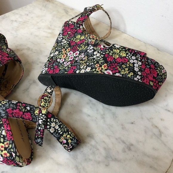 Floral Strappy Open Toe Sandal Platforms Xhilaration - Picture 4 of 8